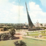 Монумент возведенный в честь освоения Космоса. Фотография Москвы в 60-е годы.