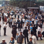 Москвичи стараются спешить. Они расходятся и встречаются,  возвращаются обратно и уезжают. Для них «час пик» - конец дня, для других - только начало смены.