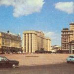 Снимок гостиницы «Интурист», гостиницы «Москва» и небольшая площадь перед Манежем.