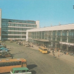 Город Уфа, снимок Привокзальной площади,
Из комплекта открыток "Уфа". Фотограф М. Кудрявцев</br>
Снимок 1987 года.