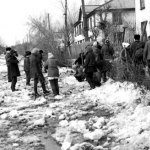 Снимок середины 60-х годов. На кадре школьники убирают снег. Тольятти улица Мурысева.
