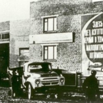 Снимок сделан в 1965 году. На Ижевском автозаводе с начала выпускали с корпуса «Прогресс».