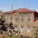 Снимок улицы Ульянова в городе Ульяновск. В центре снимка дом № 21, в нем прошло раннее детство Владимира Ульянова. Фото 60-х годов.