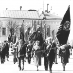 Флаг и плакат с лицом Ленина. Снимок 70-х годов.