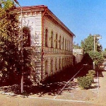 Снимок дома Свободы (на кадре слева). В этом здании в 1917 году находился Совет рабочих и солдатских депутатов</br>
На сегодняшний день дом уже нет, его уничтожили в 1968 году.