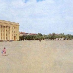 Снимок площади Ленина</br>
Сегодня с площади Ленина идет горомная аллея вплоть до мемцентра. За деревьями и автобусами на снимке видна крыша "дома Свободы". 