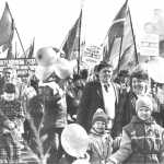 Фото празднования 1 мая в Ульяновске. На первом плане дети с шариками. Снимок в 70-ых.