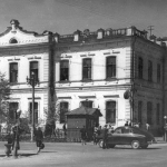 Перекрестов улиц Республики и Первомайской. На снимке дом купца Колмакова. Начало 60х годов.