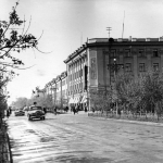 Тюмень начало 60 годов. Отличная фотография старой Тюмени. Даже полога над окнами магазинов.