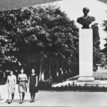 Фото сделано в 60-х годах. На снимке  аллея по улице Ленина.