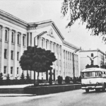 Фото сделано в 60-х годах. На фотографии  главный корпус ДГУ в Махачкале.