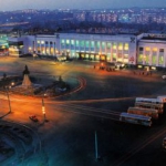 На фотографии старое здание вокзала города Хабаровска и привокзальная площадь, снимок 80-е годы.