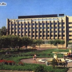 На этой фотографии снят Дом моделей находящийся на площади Ленина. Снимок 70-х