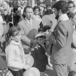Дети стоят с шарами и цветами. Новосибирск в 60-х годах. 