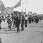 Студенческая демонстрация движется вперед, шествие в самом разгаре. Новосибирск 60-е годы. 