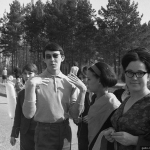 Люди наблюдающие со стороны. 