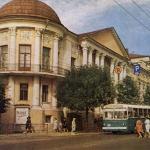 Фотография кинотеатра «Октябрь». Даже видно афишу на центральном входе. Снимок 60-х годов.