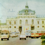 Снимок в Пензе, привокзальная площадь. Снято в 1967 году. Фотоальбом "Пенза"</br>  Фотографии Д.Д. Ухтомского, редактор И.А. Хлыстов, приволжское книжное издательство - Саратов. Фотоальбом сдан в набор 07.05.1967 г.