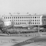 Фотография снята 28 марта 1973 года. Это площадь Плеханова. На снимке роется котлован под банк.