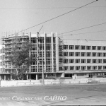 Фотография снята 13 августа 1974 года. Площадь Плеханова, дом печати. Запечатлен конец строительства здания.