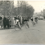 Снят велопробег на улице Коммунаров в Туле. 2 мая 1962 года. Автор Лев Аронович Карукин.