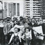 Фотография Свердловска в 1986 году. Рабочая демонстрация после окончания работы, девочки цветочки на первом плане.