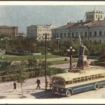 Фотография старого Омска. На снимке сквер находящийся на площади Ленина.
Фотография сделана в 1960 году.