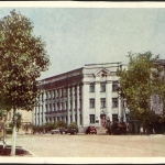 Фотография старого Омска. На снимке Здание совнархоза.
Фотография сделана в 1960 году.