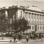 Публичка на открытке 1967 г. На знаке в левом нижнем углу написано "Одностороннее движение" и указывает на Васенко.