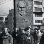 Ныне утрачен объект культурного наследия. На фото монументальная стела, поставлена в честь столетия со дня рождения В. И. Ленина.</br>
Место: В.И.Проспект Ленина, рядом с заводоуправлением ЧТЗ. Монумент поставлен в 1970 году. Фотография С. Васильева.
